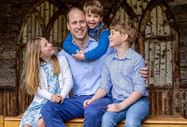 El príncipe Guillermo de Inglaterra cuidando de sus tres hijos