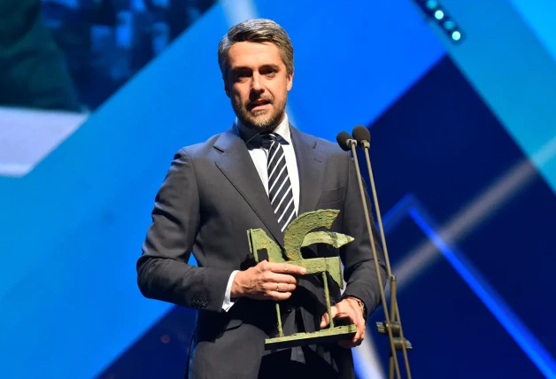 Carlos Franganillo recibiendo un premio Ondas.