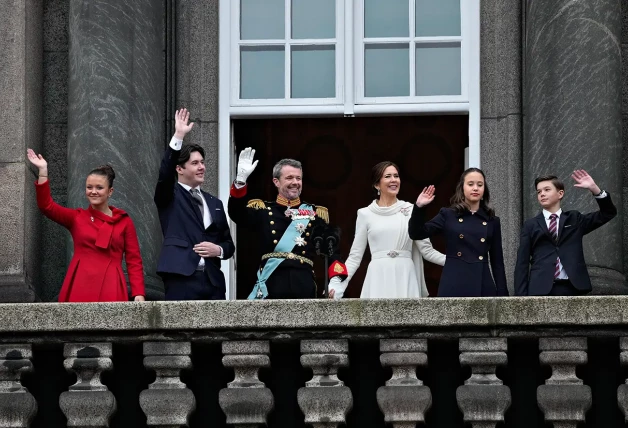 La familia real danesa al completo saludando desde el valcón de palacio.