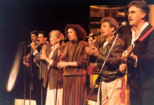 Mocedades cantando