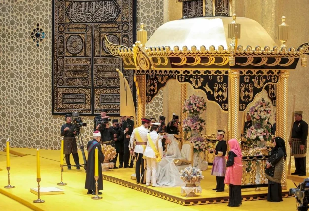 Los novios llegando al altar de la pedida de mano.