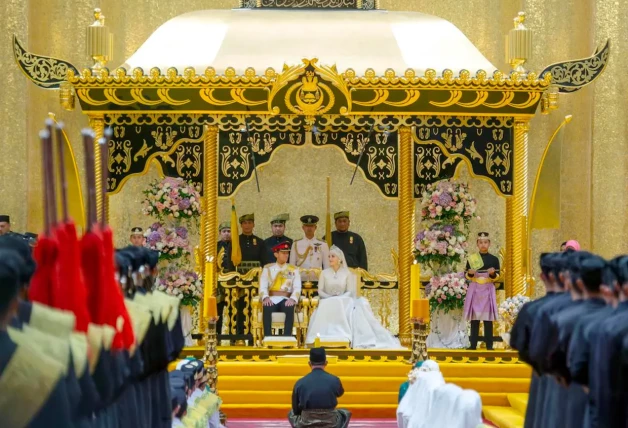 Los novios sentados juntos en el altar.