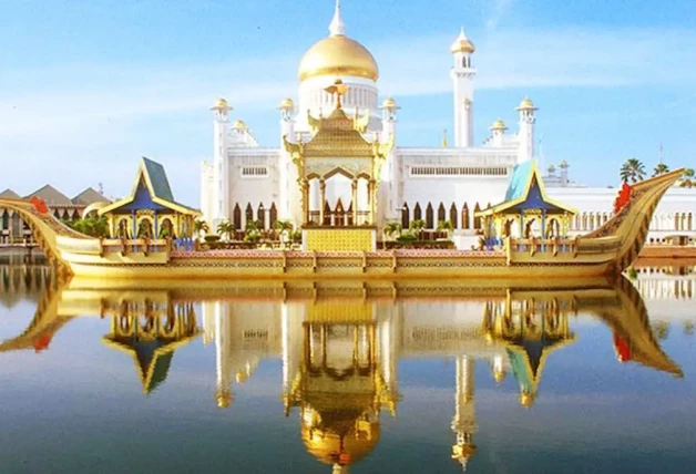 Reflejo del gran palacio sobre el agua.