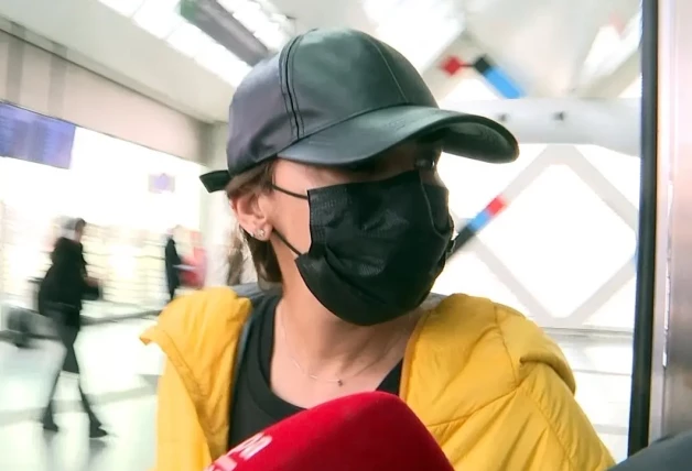 Chenoa con gorra y mascarilla ante los reporteros de EP