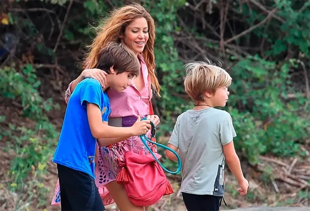 Shakira paseando con sus hijos.