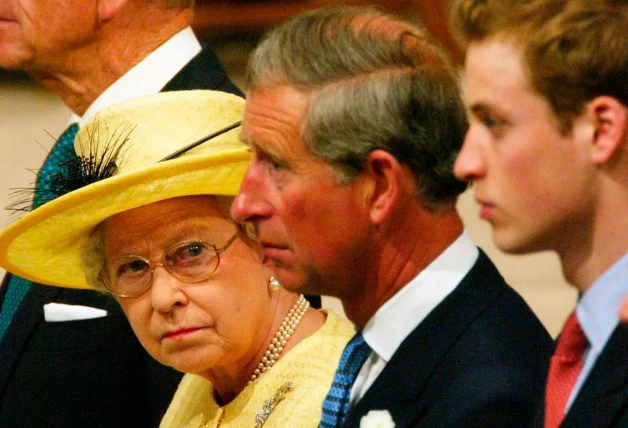 Isabel II observando a su hijo en el funeral de Lady Di.