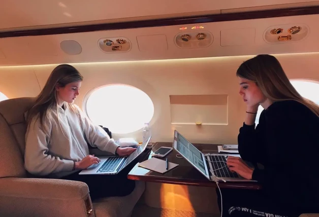 Las hijas de Julio Iglesias en su avión privado.
