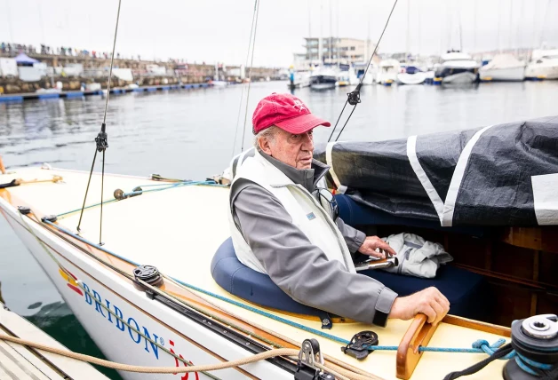 Juan Carlos en su velero en San Xenxo.