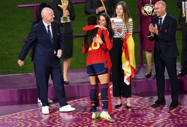 Letizia abrazando a una jugadora de la selección española femenina de futbol cuando ganaron el mundial.