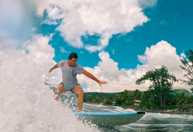 Iñigo Onieva practicando surf en Polinesia.