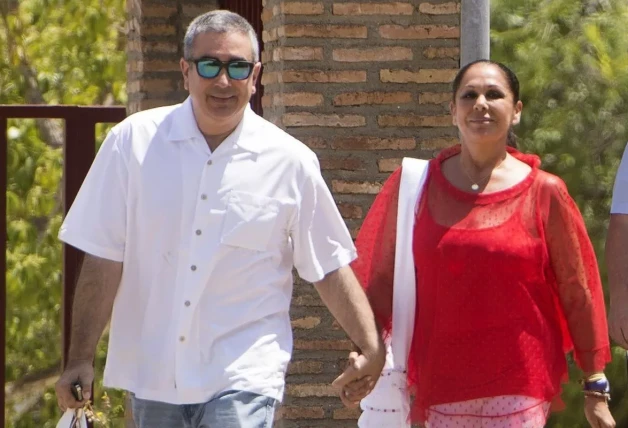 Isabel y Agustín Pantoja, sonrientes y de la mano.