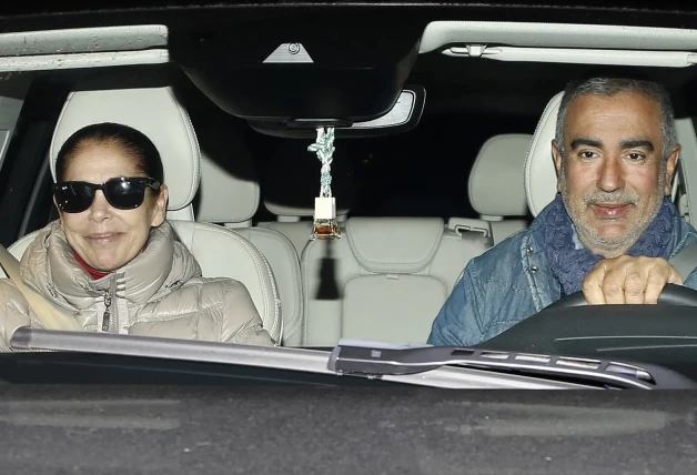 Isabel Pantoja en el coche junto a Agustín Pantoja