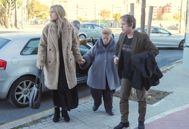 Paquito Arévalo en la calle con su familia.