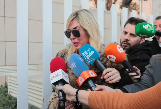Malena Gracia entrevistada por periodistas en la calle.