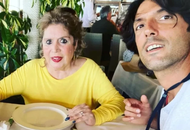 María Jiménez con Alejandro, el hijo que tuvo con Pepe Sancho y hermano pequeño de Rocío en una mesa comiendo