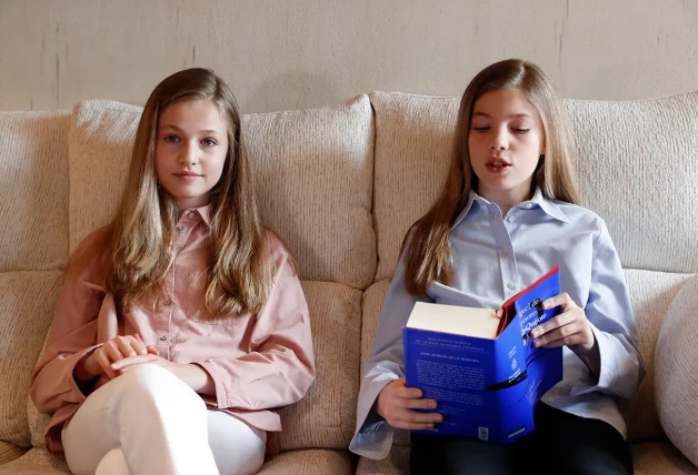 La princesa Leonor y la infanta Sofía leyendo El Quijote.