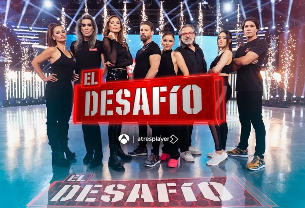 De izqda. a dcha., Mónica Cruz, Mario Vaquerizo, Mar Flores, Adrián Lastra, Chenoa, Pepe Navarro, Marta Díaz y Pablo Castellano, los participantes de esta edición del concurso El desafío.