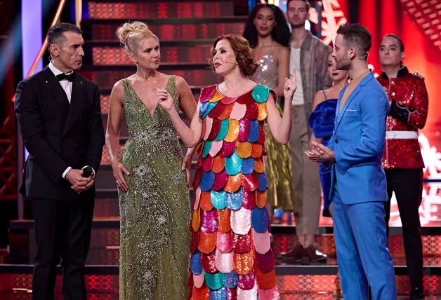 Ágatha Ruiz de la Prada con Jesús Vázquez y Valeria Mazza en un instante durante el programa 'Bailando con las estrellas'.