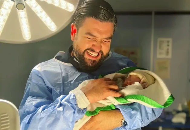 Manu Sánchez con su hija recién nacida, Leonor, en brazos