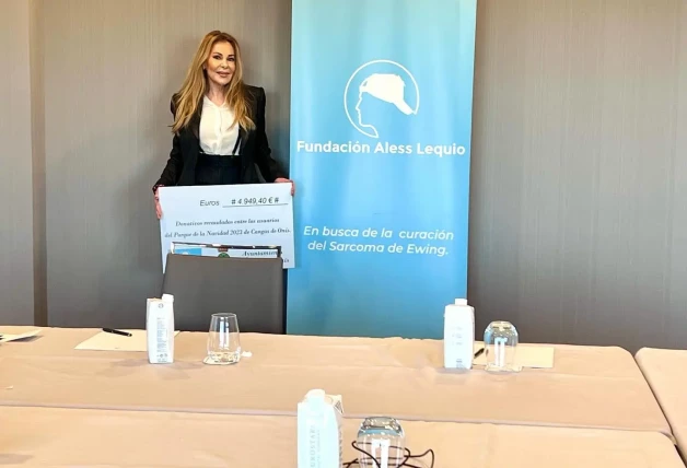 Ana Obregón muestra con orgullo el cheque que le entrega el ayuntamiento de Cangas de Onís para su fundación