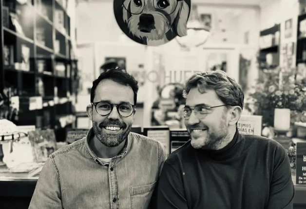 Maximo Huerta con Juan Castillo en la puerta de su libreria