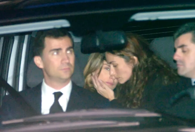 El rey Felipe acompañando a Letizia y Telma en el funeral de Erika.