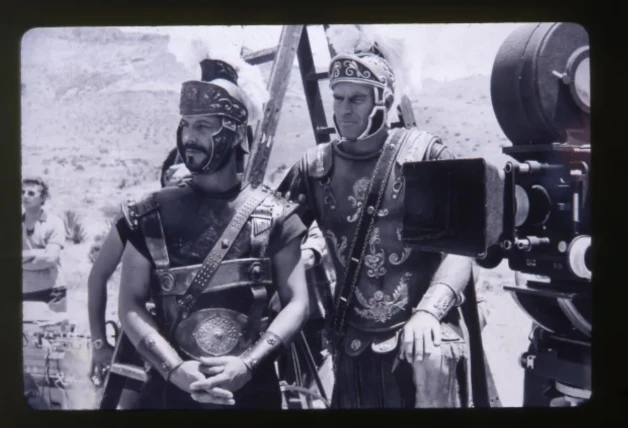 Sancho Gracia junto a Charlton Heston, vestidos de soldados romanos.