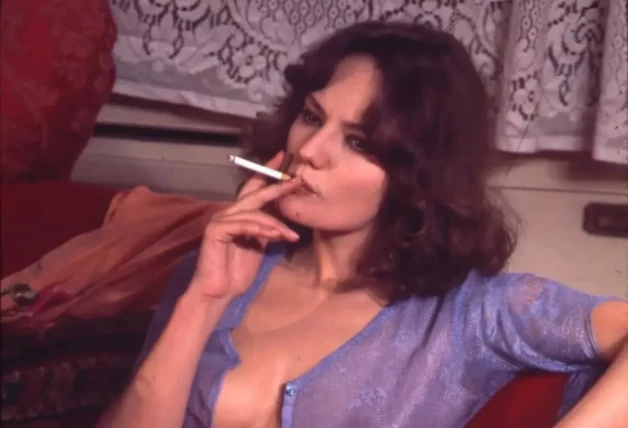 Paca Gabaldón, en una imagen de archivo de una de sus películas, fumando un cigarrillo.