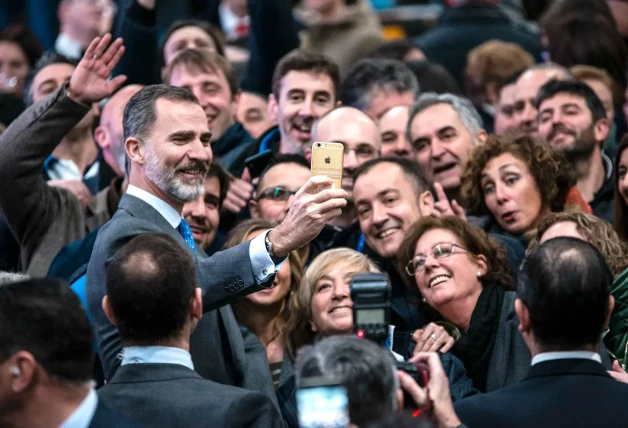 Felipe VI tomando un selfie junto a sus seguidores.