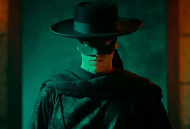 Miguel caracterizado como El Zorro en un instante de la serie.
