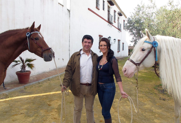 María Jesús Ruiz y Gil Silgado en su finca de Sevilla