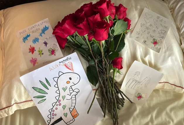 Georgina Rodríguez en Maldivas, enseña el ramo de rosas que le han regalado y los dibujos de sus hijos