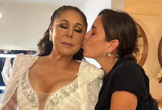 Isabel Pantoja con Anabel Pantoja dándole un beso