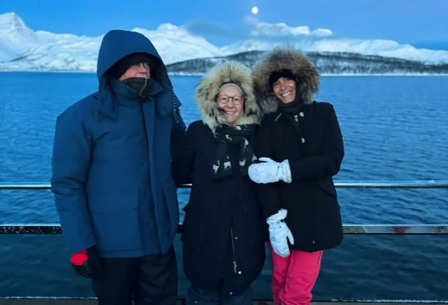 Laura Madrueño con sus padres en su viaje a Noruega