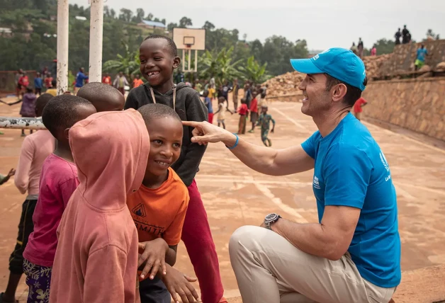 Jesús Vázquez bromeando con niños africanos.