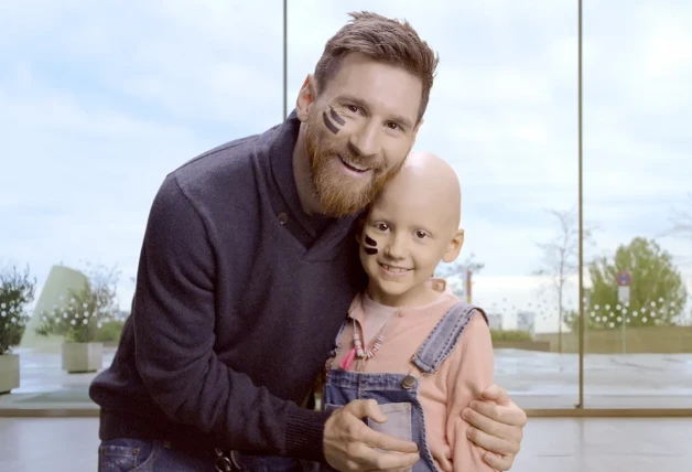 Leo Messi con un niño con cáncer.
