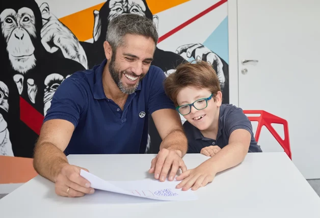 Roberto Leal jugando con un niño con diversidad funcional.