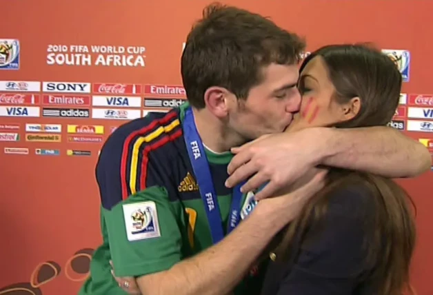 Sara Carbonero e Iker Casillas cuando se besaron tras ganar el mundial de Sudáfrica