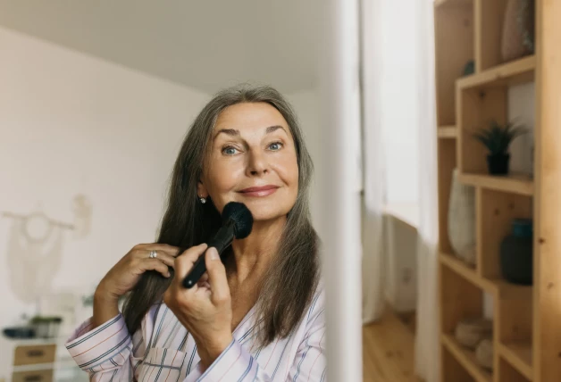 mujer madura aplica polvos selladores rejuvenecer