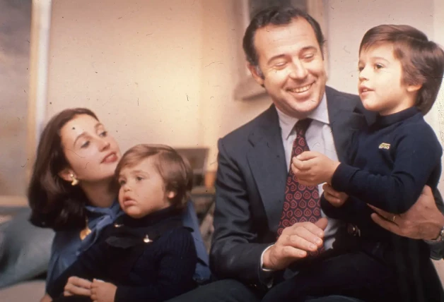 Carmen Martínez Bordiú con su primer marido el duque de Cádiz, y sus dos hijos, Francisco y Luis Alfonso.