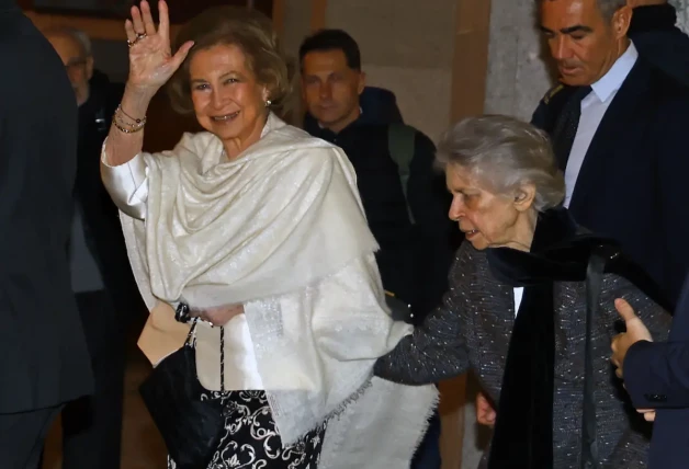 La reina Sofía llegando a un concierto en Madrid con su hermana Irene de Grecia