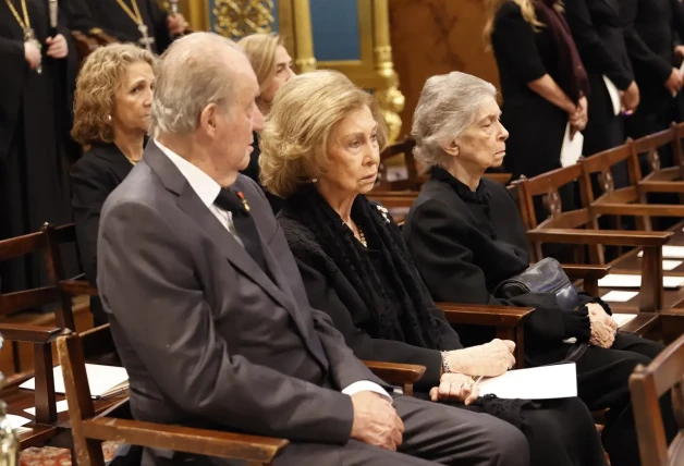 Los reyes eméritod con Irene de Grecia en el funeral del rey Constantino