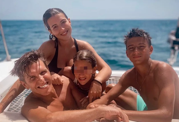 El Cordobés con sus hijos en el mar durante las vacaciones de verano
