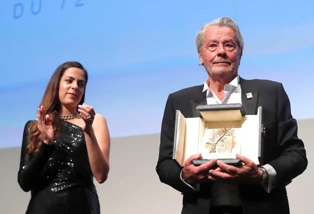 Alain Delon recibiendo un premio acompañado de su hija Anouchka.