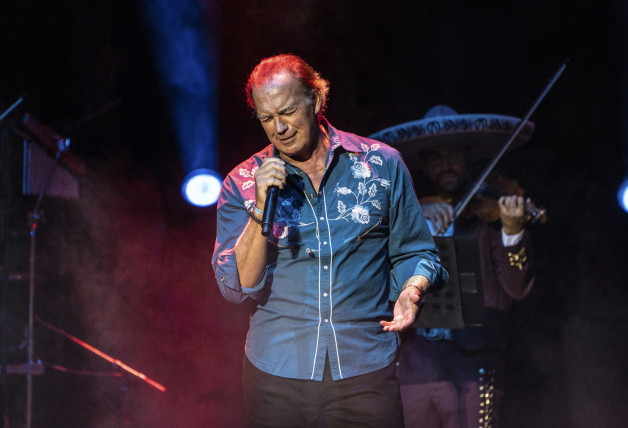 Bertín Osborne cantando sobre el escenario en uno de sus conciertos.