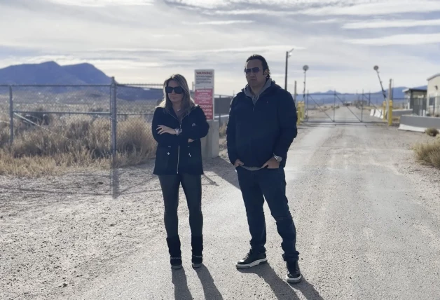 Iker Jiménez y Carmen Porter, delante de las instalaciones que quisieron investigar.