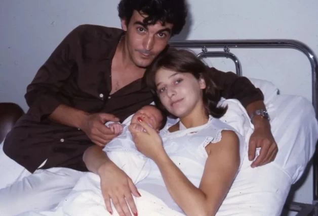 Con Pepe Sanz y su hijo Ismael en la cama del hospital después de dar a luz.