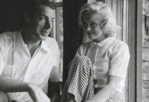 Con el jugador de béisbol Joe DiMaggio, su segundo esposo.