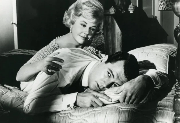 Otra imagen de una película de Rock Hudson, en la que aparece tumbado en una cama.
