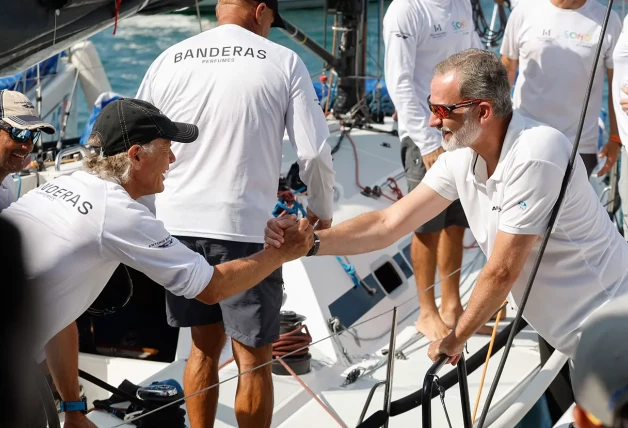 Felipe VI deseándole suerte a un rival en las regatas.